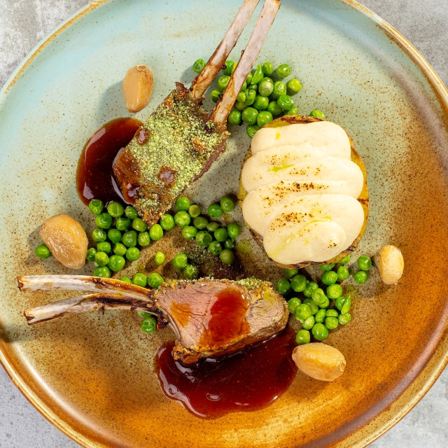 Jagnięcina/ pieczony ziemniak / puree selerowe / groszek z miętą / konfitowany czosnek Jagnięcina/ pieczony ziemniak / puree selerowe / groszek z miętą / konfitowany czosnek